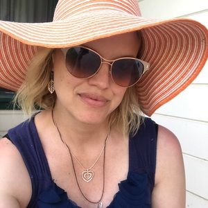 Meet your Posher, Elise